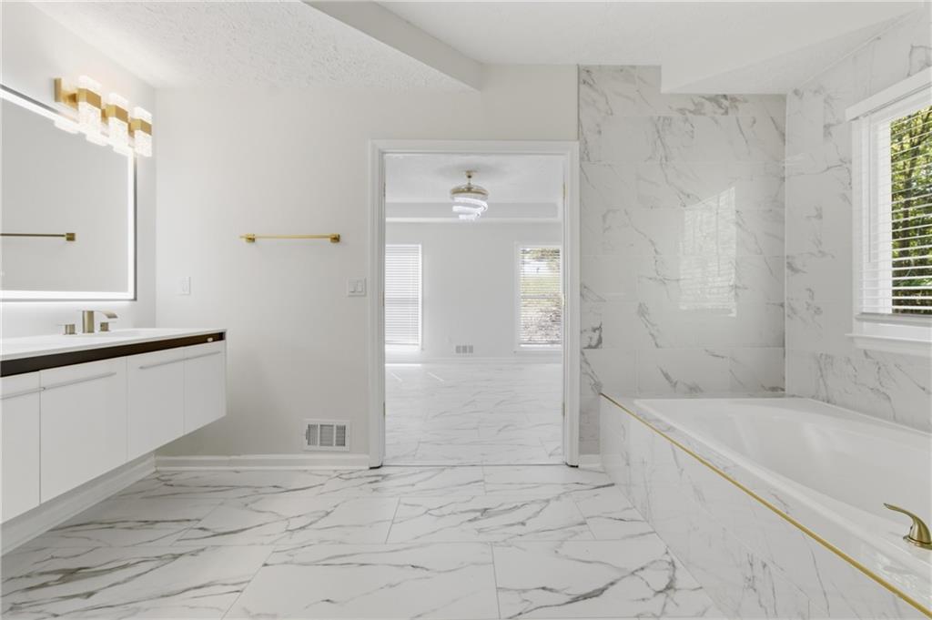3760 Mountain Cove Road Snellville, GA 30039 - Photo 18 of 73 a bathroom with a bathtub and a sink