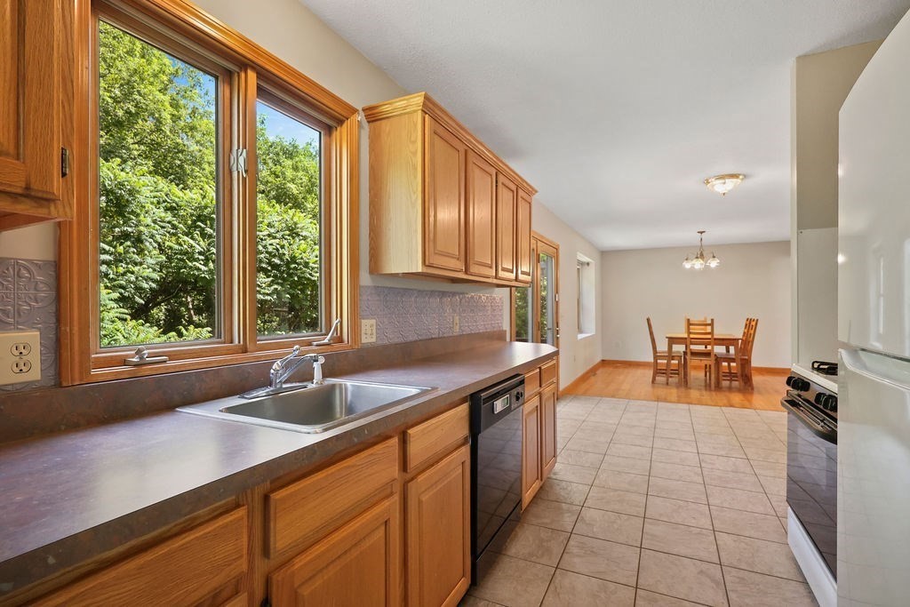 35 Lemnos Lane Springfield, MA 01119 - Photo 7 of 35