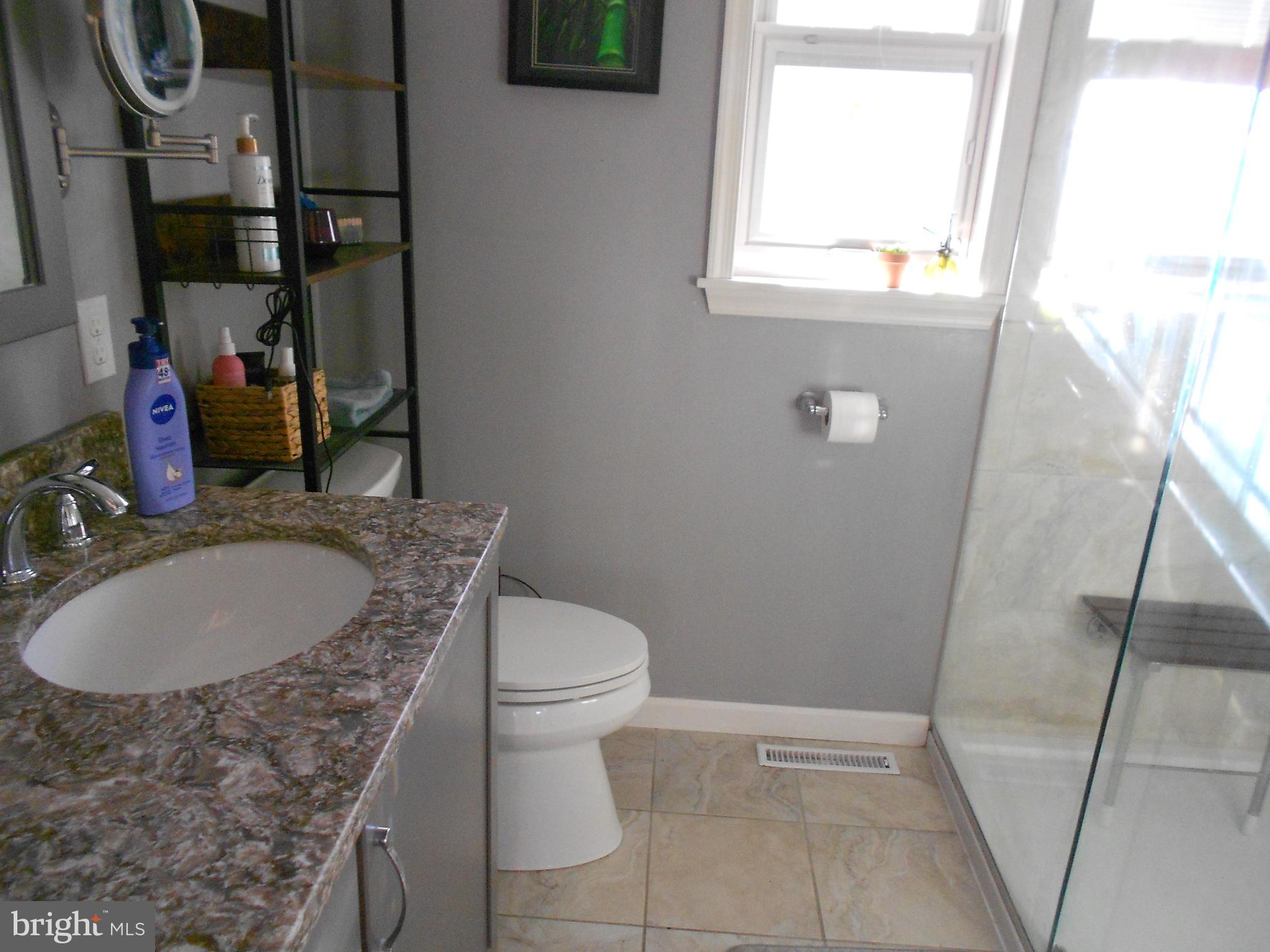 3453 Santee Road Bethlehem, PA 18017 - Photo 10 of 25 Full bathroom
