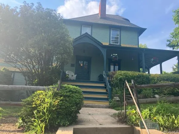 $3,200 | 332 Franklin Avenue, Unit C, Sea Cliff, NY 11579