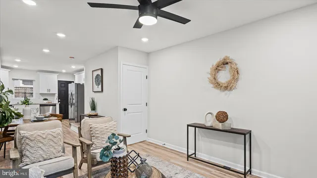 a view of livingroom with furniture and ceiling fan