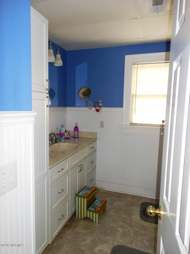 166 Rives Street Bethel, NC 27812 - Photo 14 of 20 2nd floor guest bath