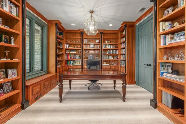 a view of entryway with a book shelf