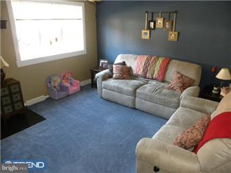 6 Ridge Drive New Castle, DE 19720 - Photo 2 of 12 Living Room
