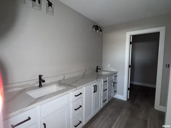 $549,900 | 412 Manor Hill Drive, Chatham, IL 62629