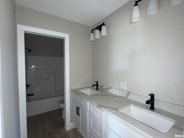 $549,900 | 412 Manor Hill Drive, Chatham, IL 62629