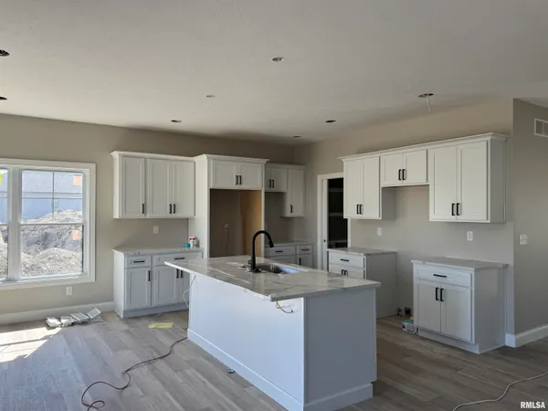 $549,900 | 412 Manor Hill Drive, Chatham, IL 62629
