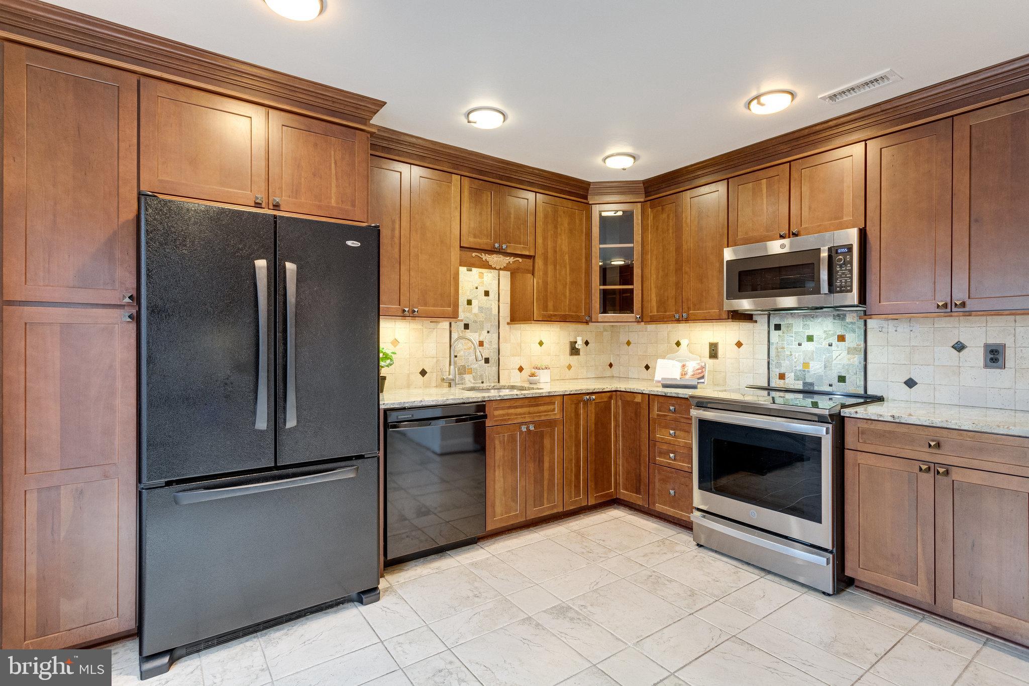 8434 Grenoble Court Springfield, VA 22152 - Photo 14 of 41 Nice size kitchen
