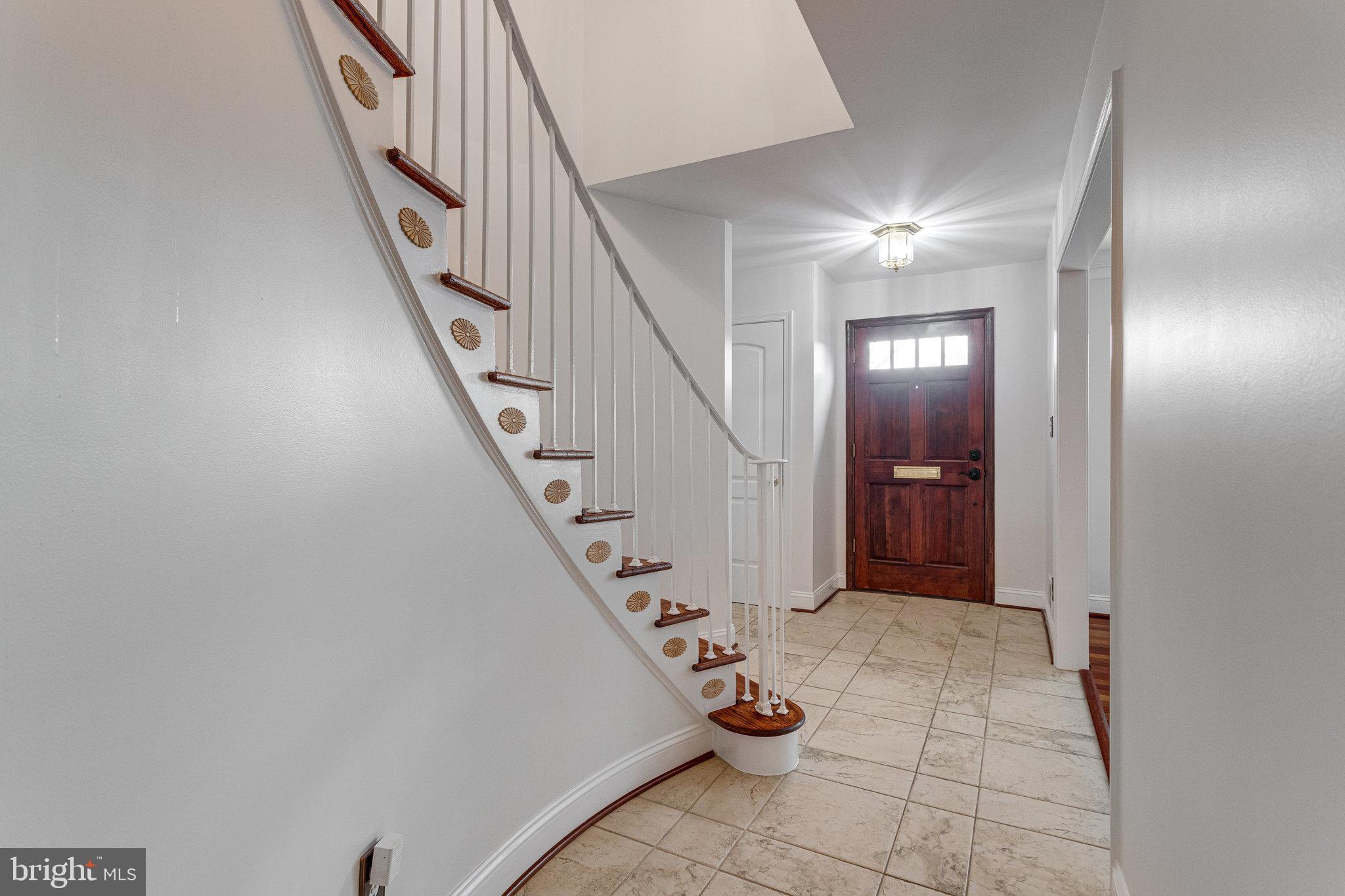 8434 Grenoble Court Springfield, VA 22152 - Photo 9 of 41 Gallery Image 9