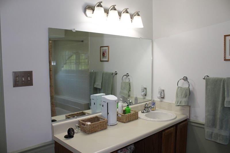 1133 Overland Road Southwest Roanoke, VA 24015 - Photo 18 of 38 Bathroom