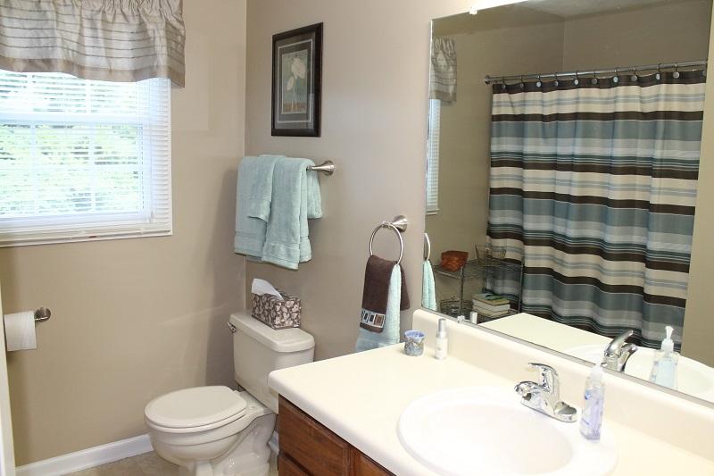 1133 Overland Road Southwest Roanoke, VA 24015 - Photo 20 of 38 Bathroom2