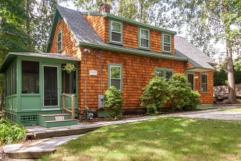 a view of a house with backyard