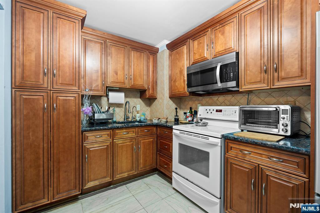 1111 River Road, Unit C32 Edgewater, NJ 07020 - Photo 16 of 22 Gallery Image 16