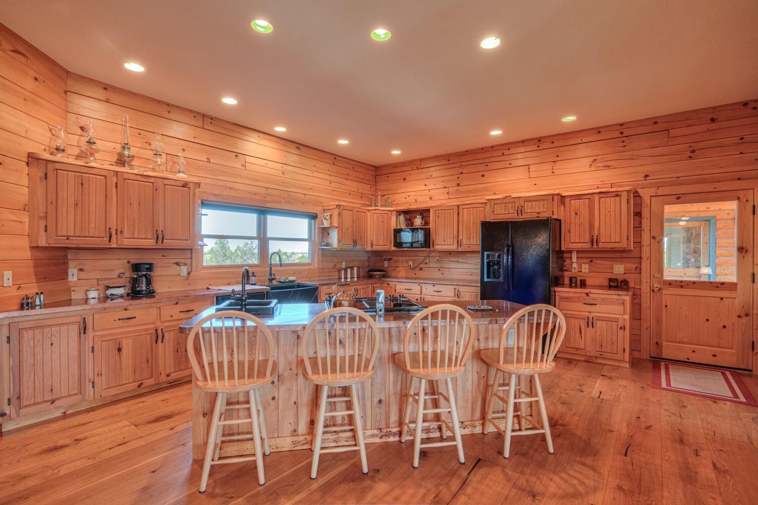 10000 Southwest Lyons Drive Culver, OR 97734 - Photo 21 of 90 Kitchen w/Breakfast Bar