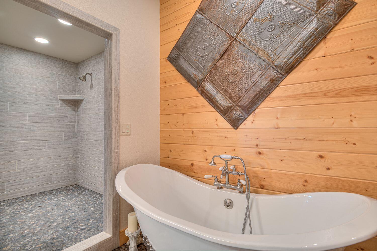 10000 Southwest Lyons Drive Culver, OR 97734 - Photo 31 of 90 Master Bath w/Full Tile Shower