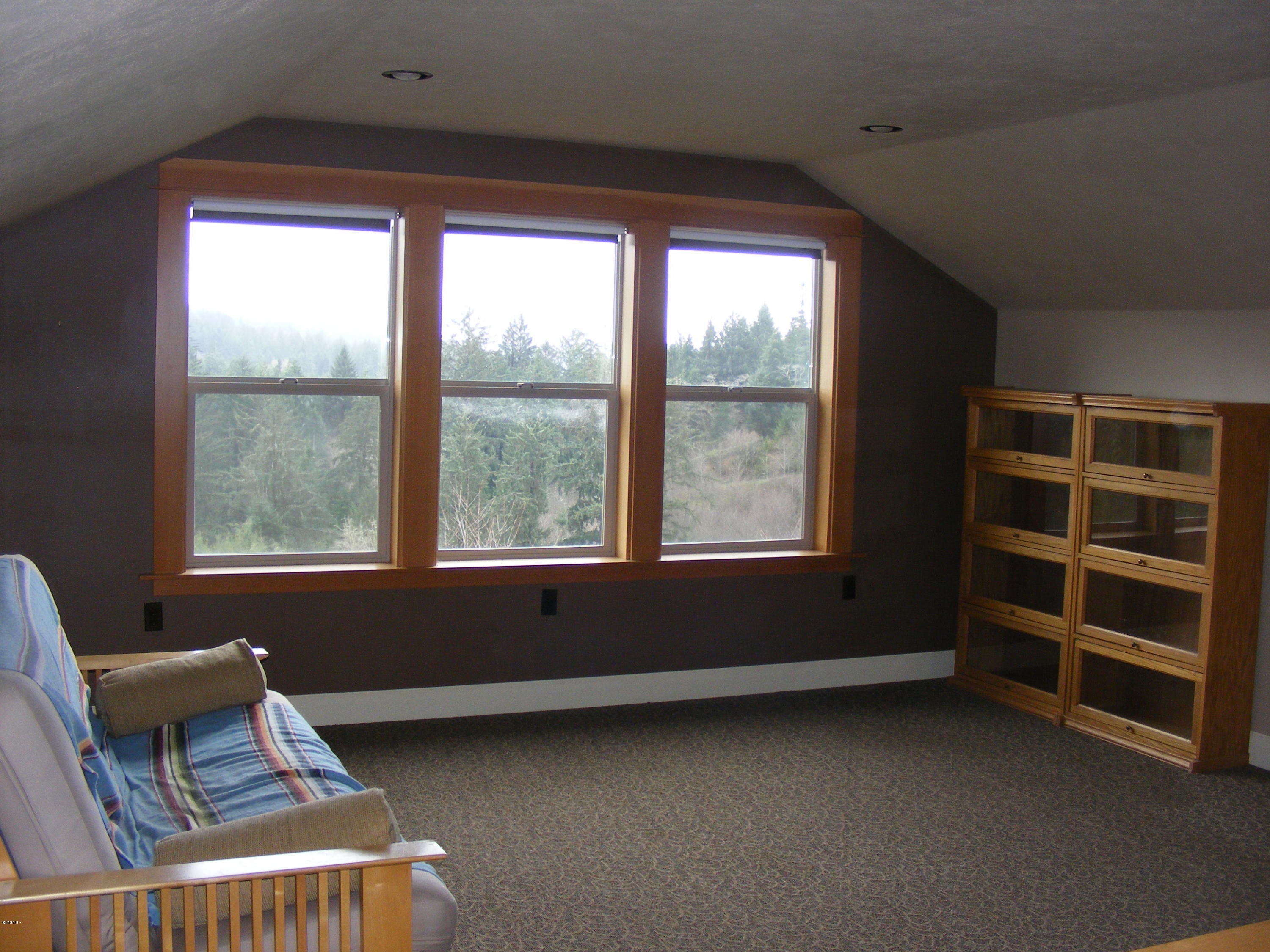 3988 North Bayview Road Waldport, OR 97394 - Photo 11 of 36 family room