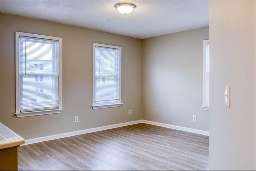 52 Orlando Street Springfield, MA 01108 - Photo 5 of 36