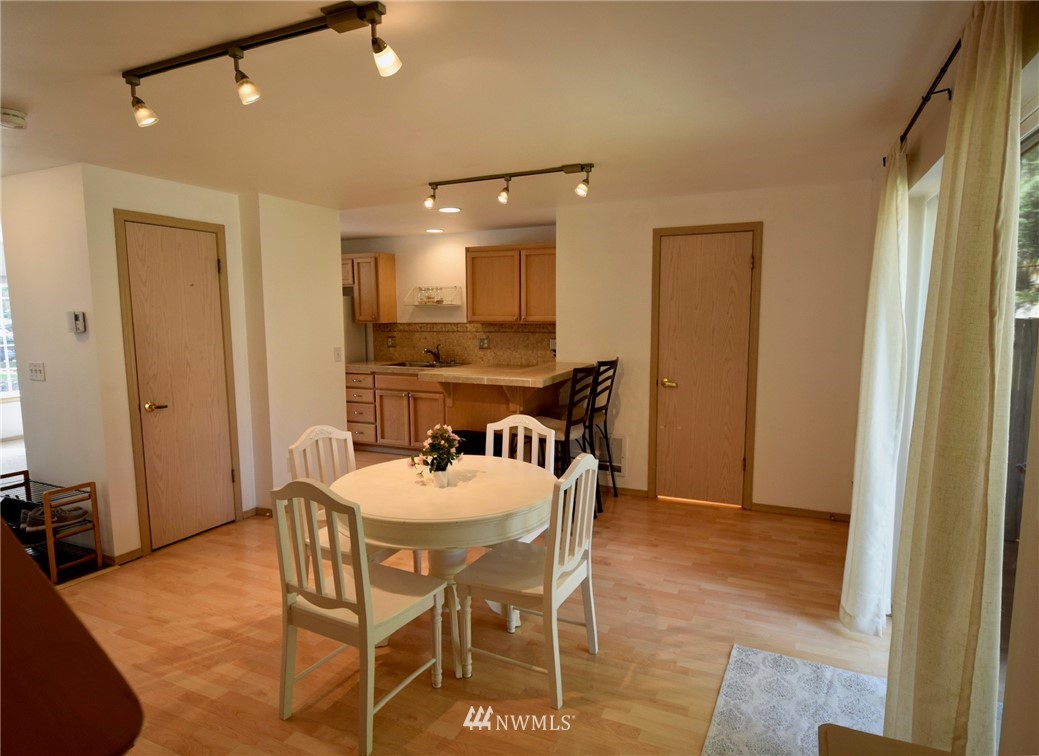 23317 Edmonds Way, Unit 5 Edmonds, WA 98026 - Photo 4 of 25 Gallery Image 4