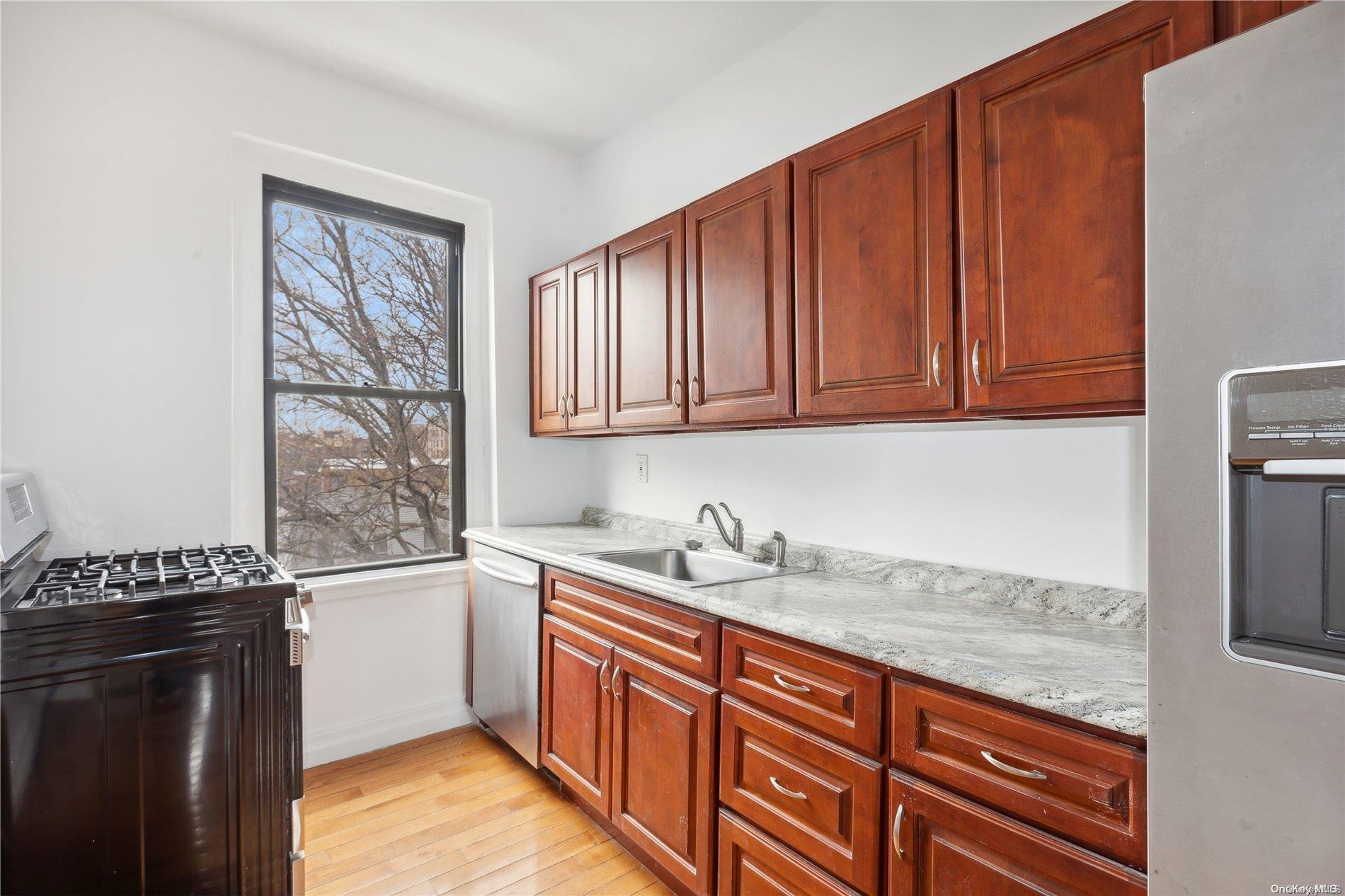 21-57 33rd Street, Unit 4D Queens, NY 11105 - Photo 5 of 11 Kitchen