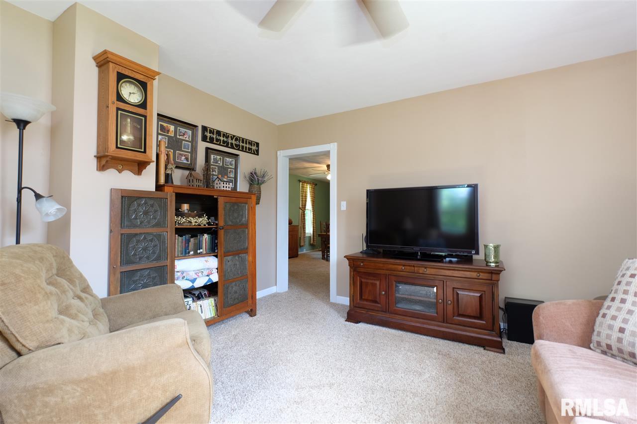 16303 Red Shale Hill Road Pekin, IL 61554 - Photo 4 of 32 Gallery Image 4