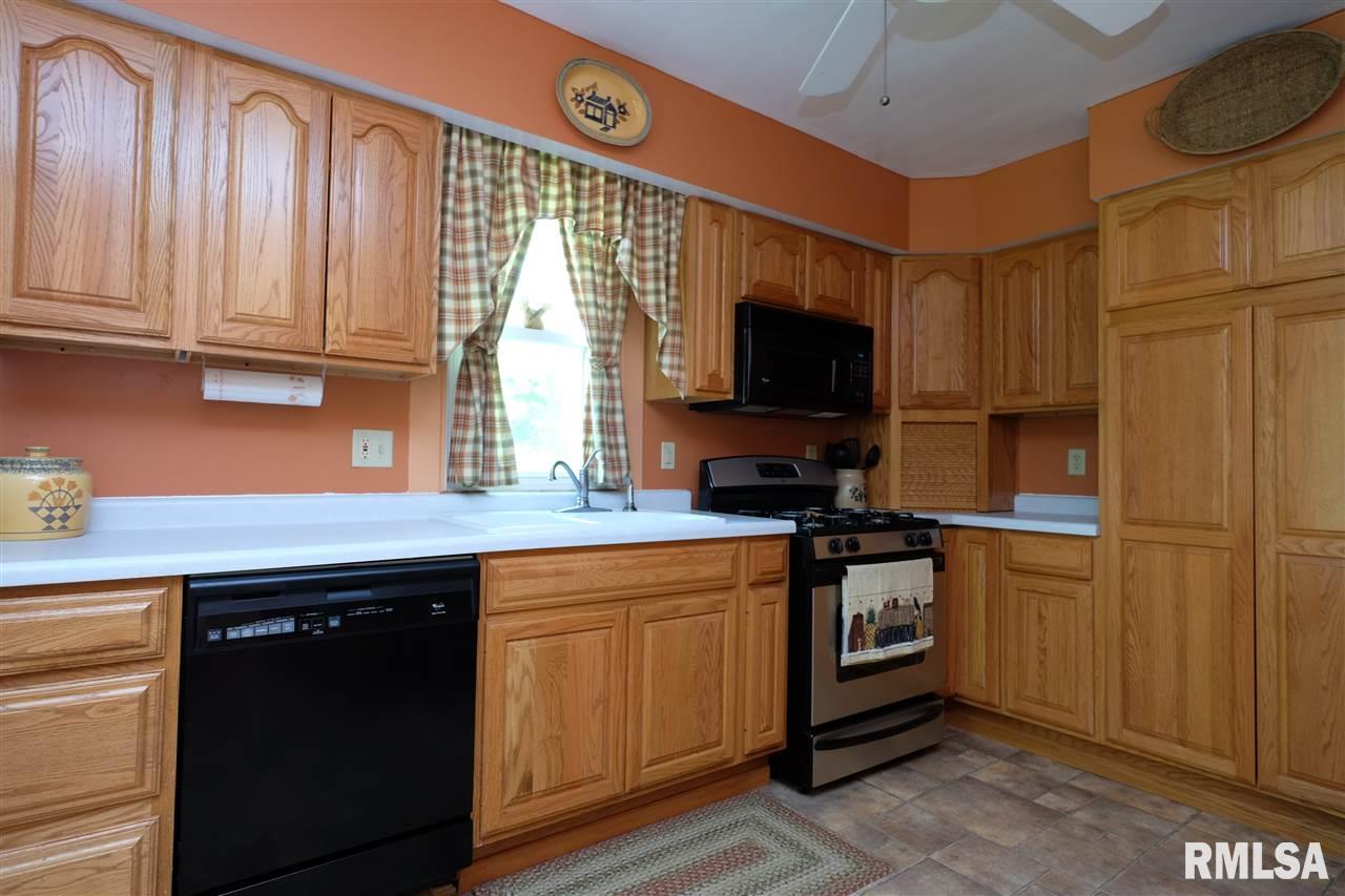 16303 Red Shale Hill Road Pekin, IL 61554 - Photo 6 of 32 Gallery Image 6