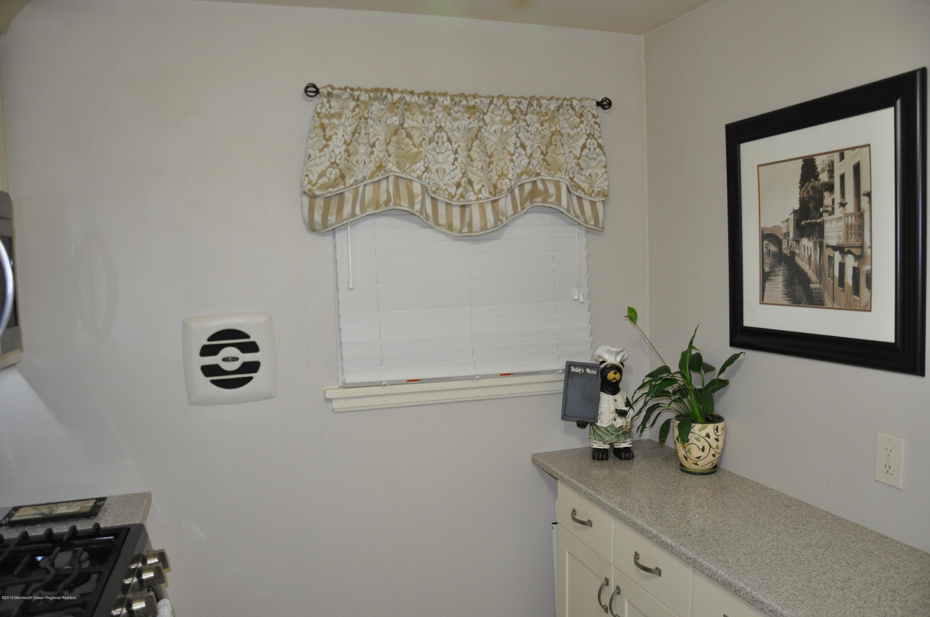 1123 A Valley Road, Unit 47 Wayne, NJ 07470 - Photo 3 of 9 kitchen2