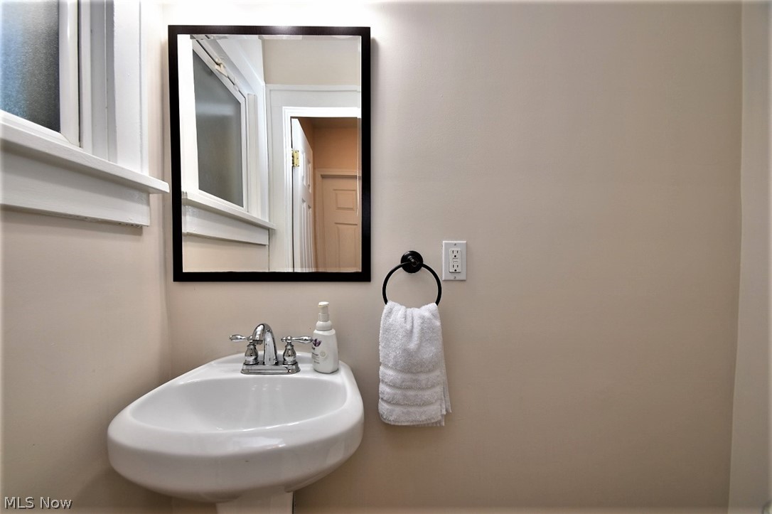 932 Beverly Road Cleveland Heights, OH 44121 - Photo 13 of 26 Gallery Image 13