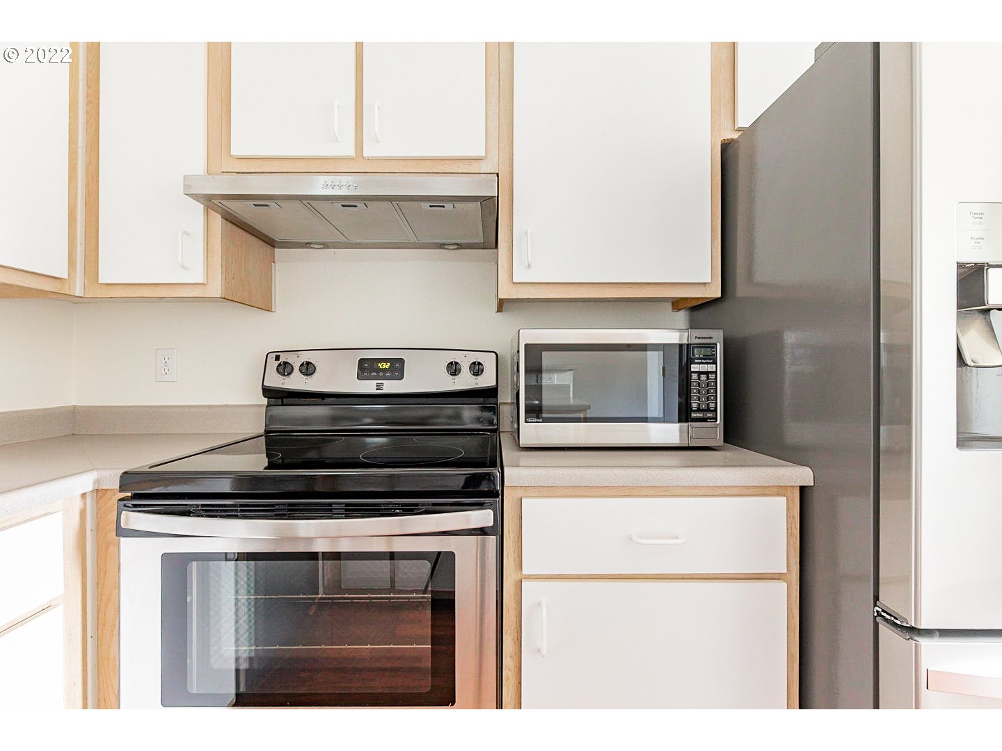 5225 Jean Road, Unit 207 Lake Oswego, OR 97035 - Photo 8 of 29 a stove top oven sitting inside of a kitchen