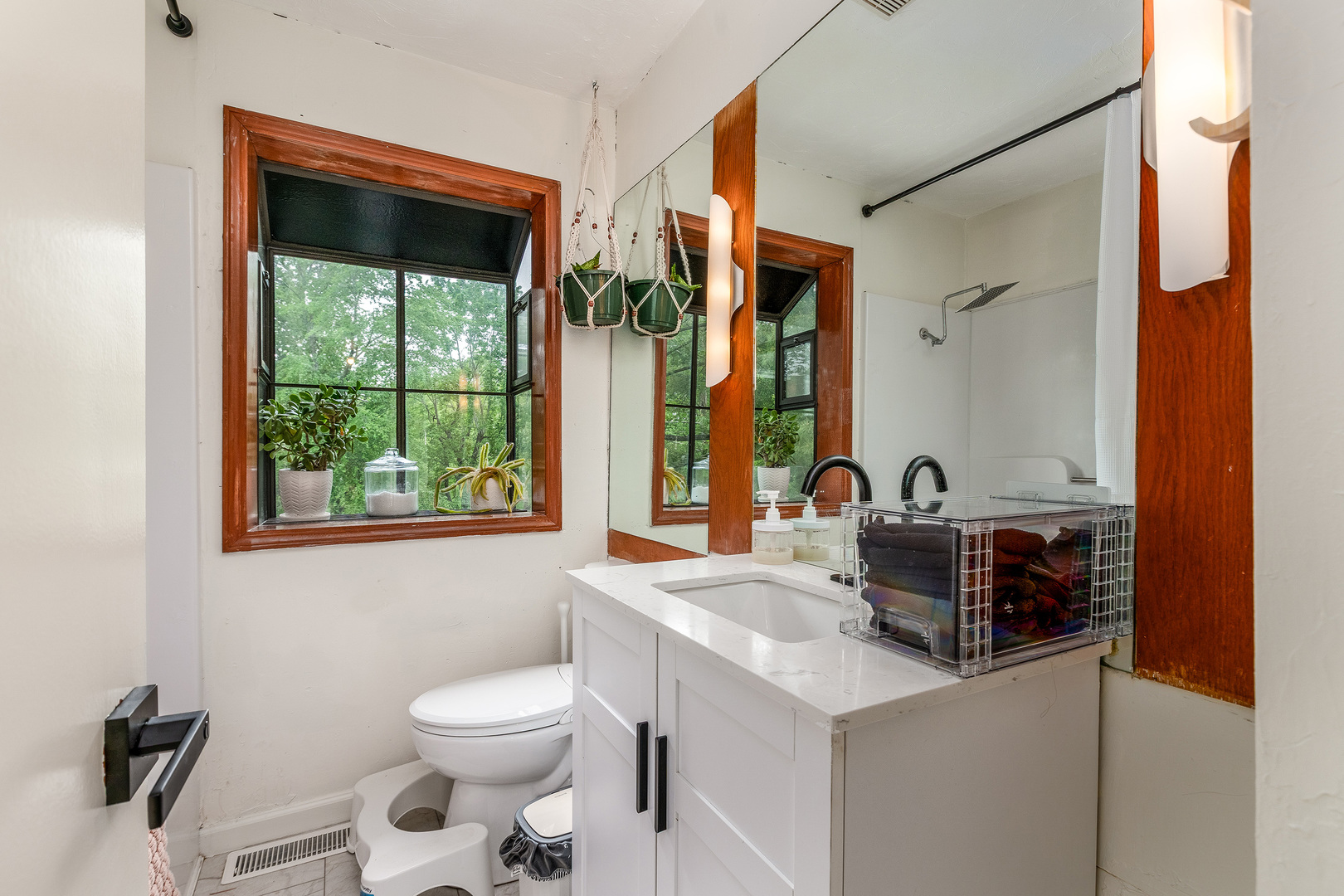 183 Heritage Road Carbondale, IL 62903 - Photo 28 of 44 a bathroom with a sink and a toilet
