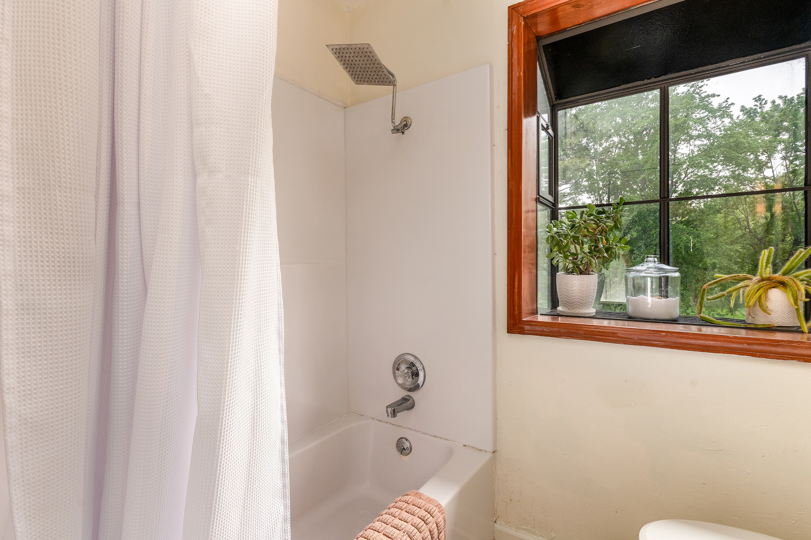 183 Heritage Road Carbondale, IL 62903 - Photo 29 of 44 a bathroom with a bathtub and a window