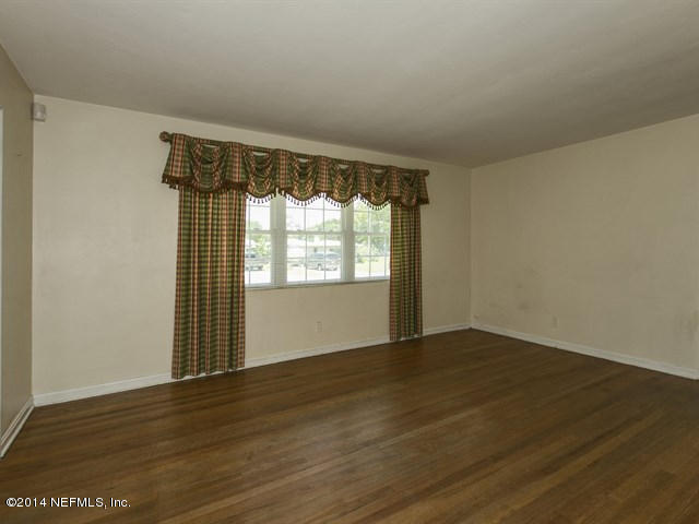 719 Nightingale Road Jacksonville, FL 32216 - Photo 4 of 12 004_Living Room