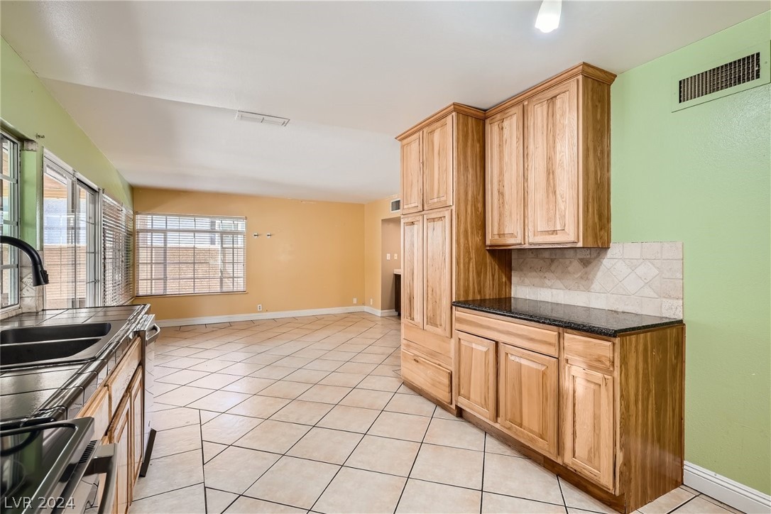4730 Woodridge Road Las Vegas, NV 89121 - Photo 8 of 27 Gallery Image 8