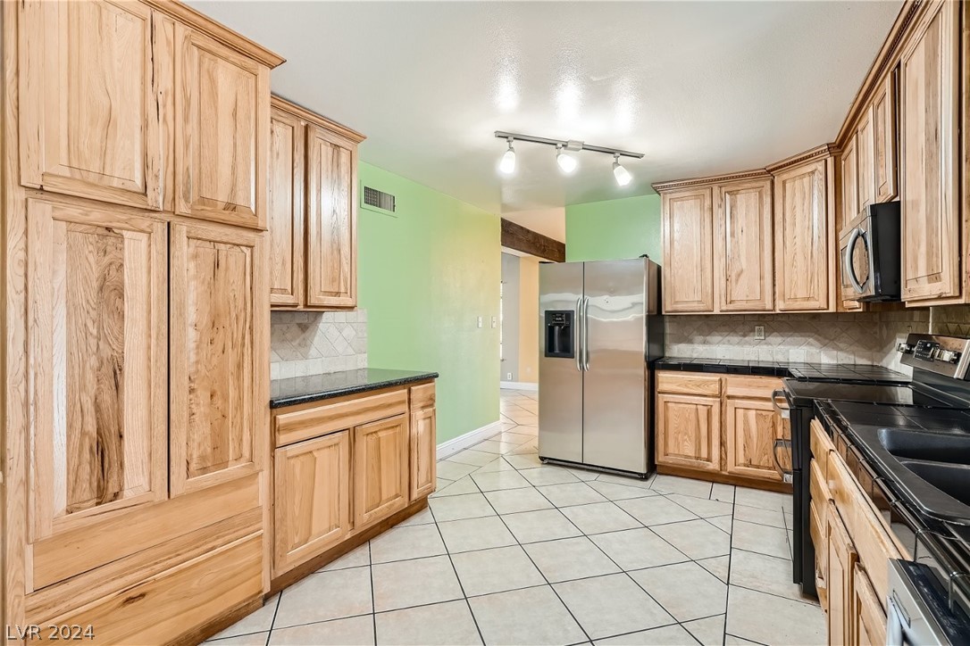 4730 Woodridge Road Las Vegas, NV 89121 - Photo 9 of 27 Gallery Image 9