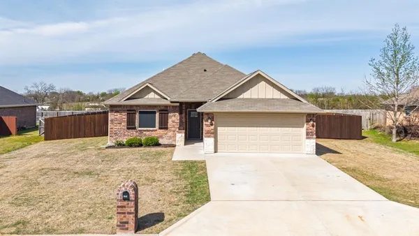$299,900 | 414 Mesa, Lone Oak, TX 75453