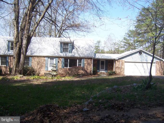 a view of house with backyard