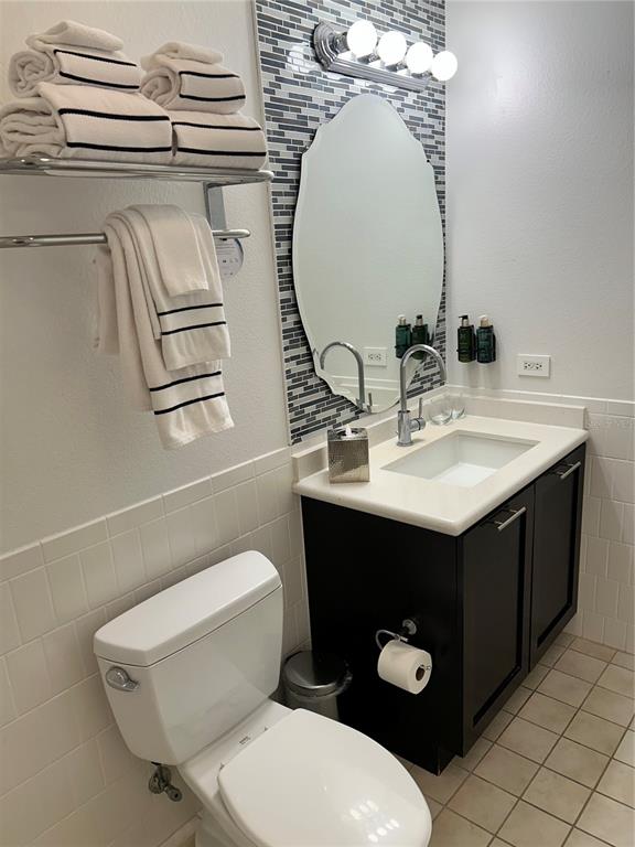 225 Celebration Place, Unit 446 Kissimmee, FL 34747 - Photo 13 of 17 a bathroom with a toilet sink and mirror