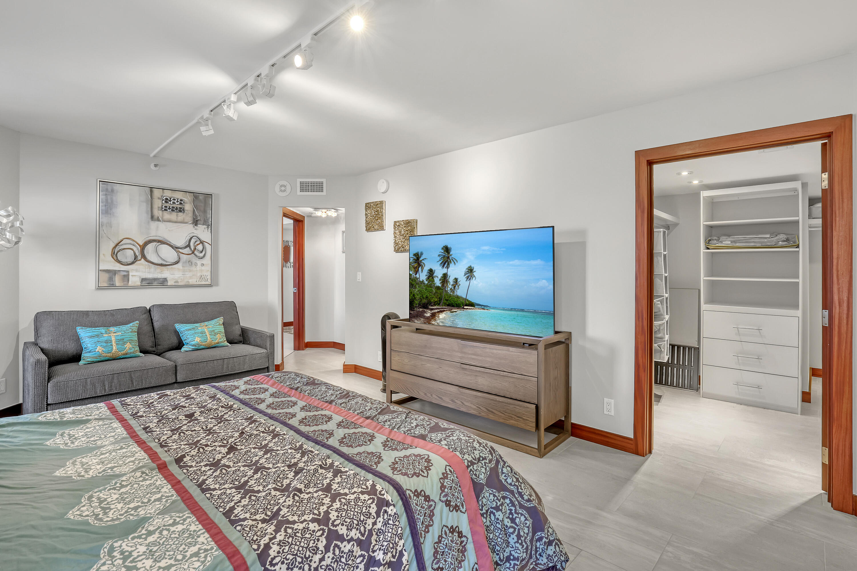 5200 North Ocean Drive, Unit 1902 Riviera Beach, FL 33404 - Photo 33 of 104 Guest bedroom