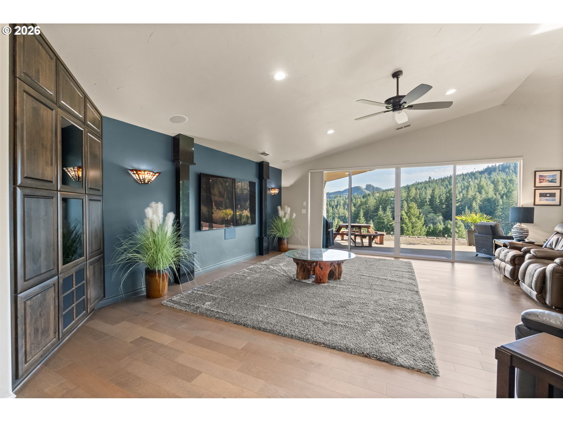 5996 Hayhurst Road Yoncalla, OR 97499 - Photo 16 of 48 Living Room