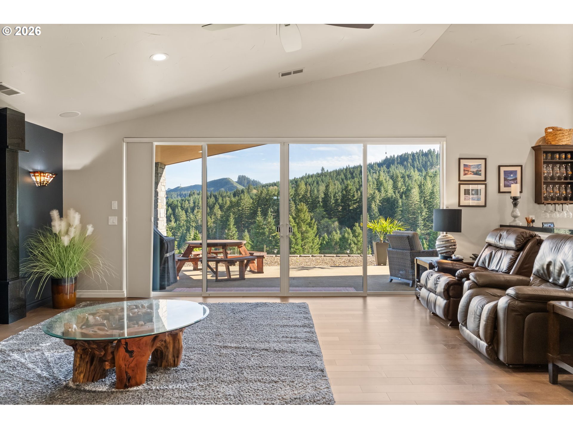 5996 Hayhurst Road Yoncalla, OR 97499 - Photo 17 of 48 Living Room