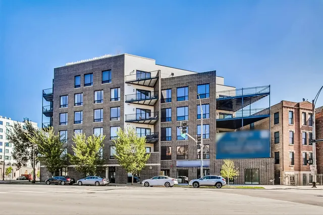 $1,085,000 | 613 North Ogden Avenue, Unit 5W, Chicago, IL 60642