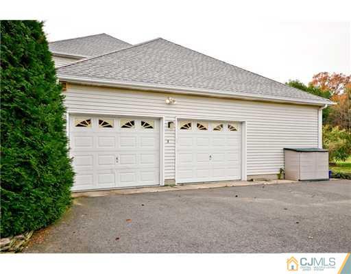 190 Friendship Road Cranbury, NJ 08512 - Photo 23 of 24 a backyard of a house