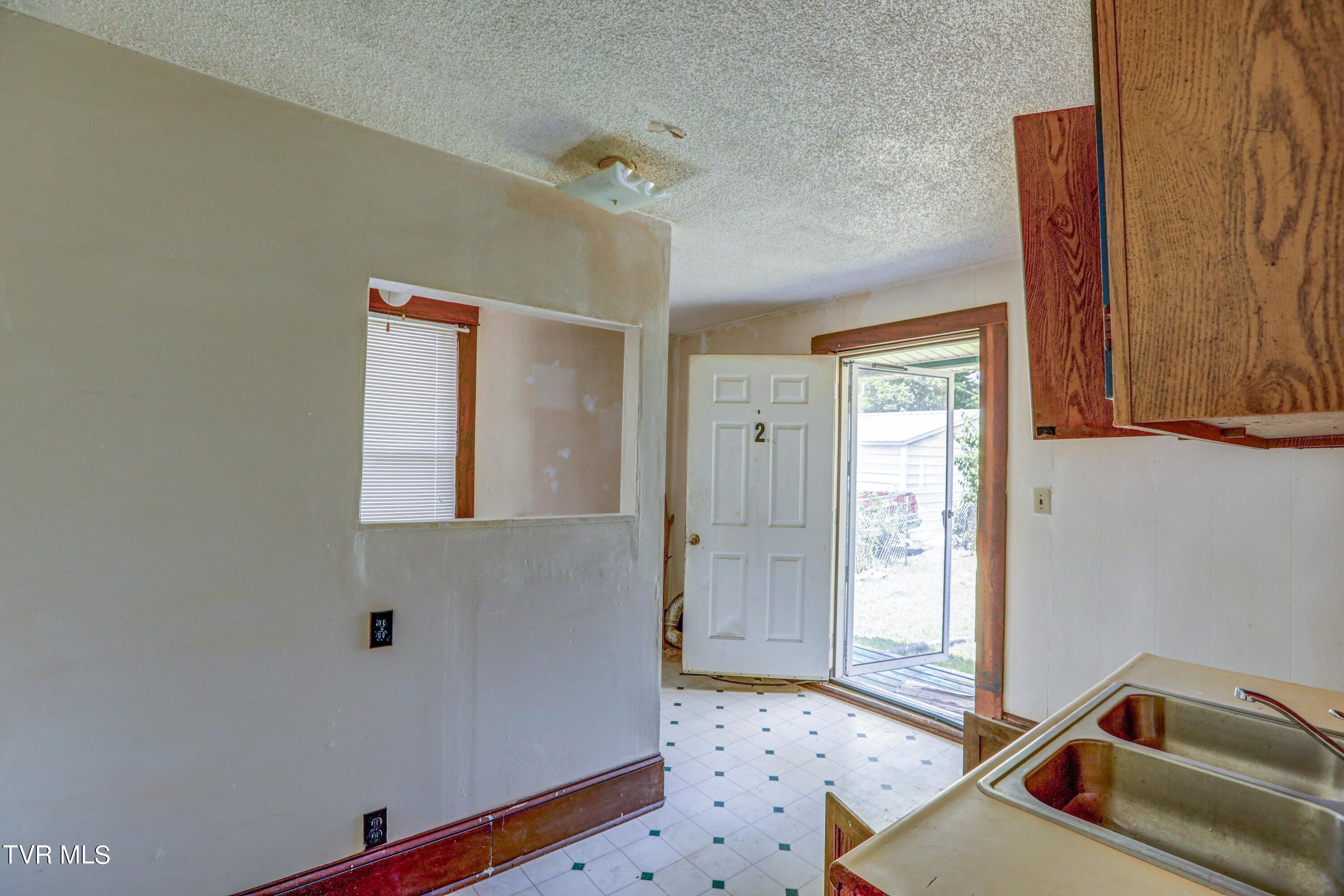623 5th Street Bristol, TN 37620 - Photo 13 of 13 623 5th street Bristol 8