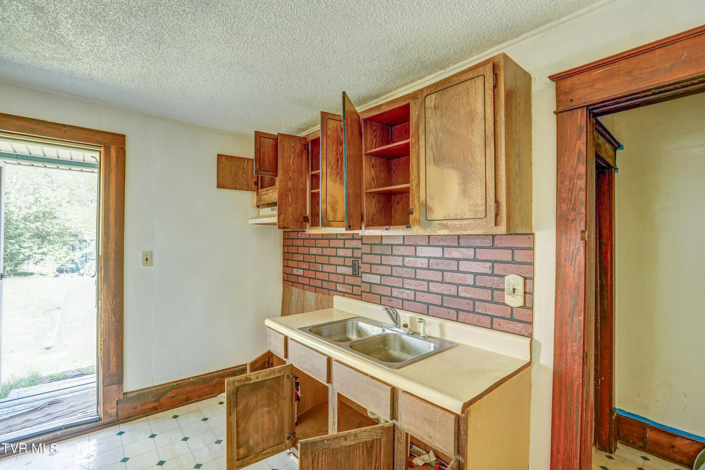 623 5th Street Bristol, TN 37620 - Photo 6 of 13 623 5th st. bristol kitchen