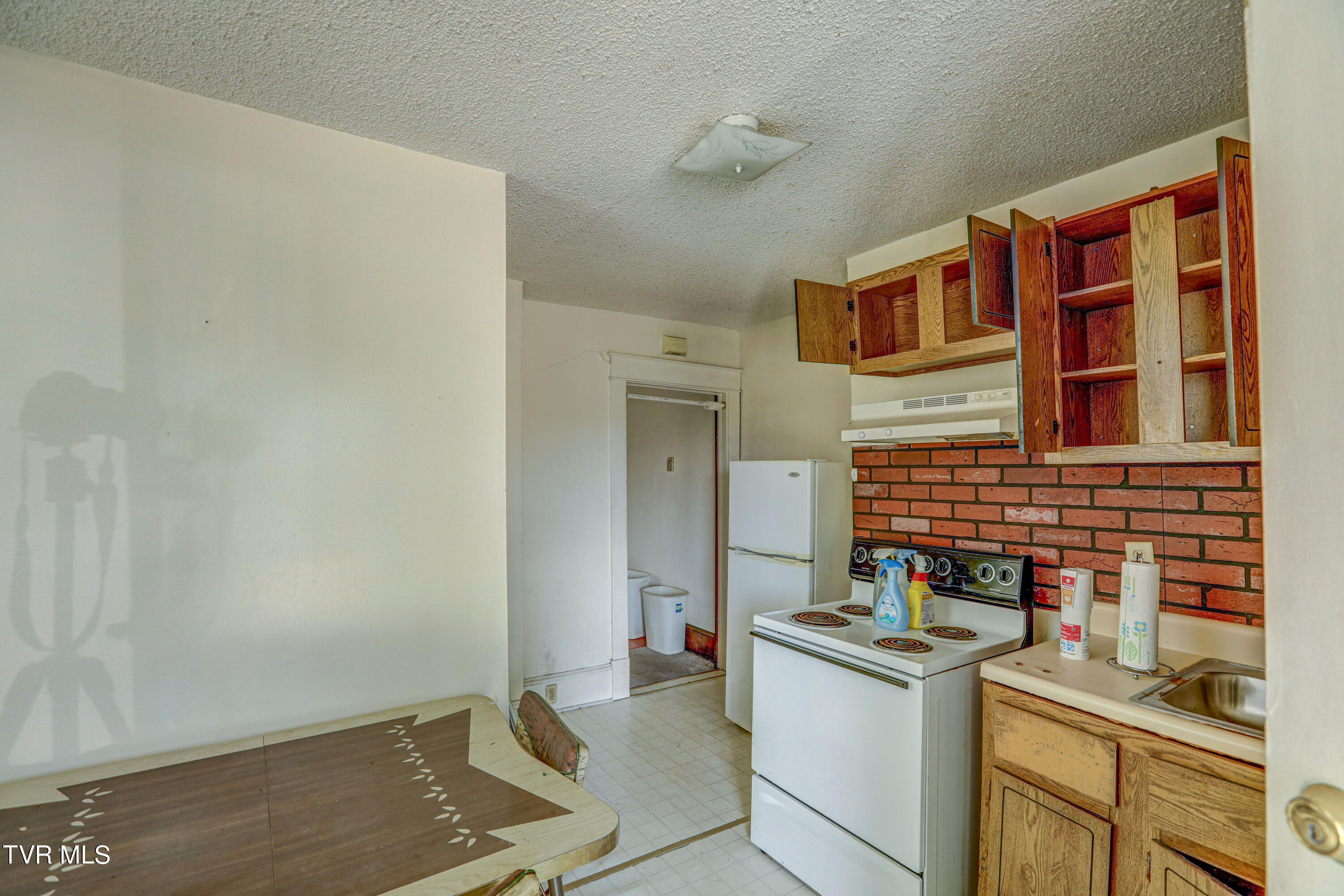 623 5th Street Bristol, TN 37620 - Photo 8 of 13 623 5th st. Bristol kitchen 2