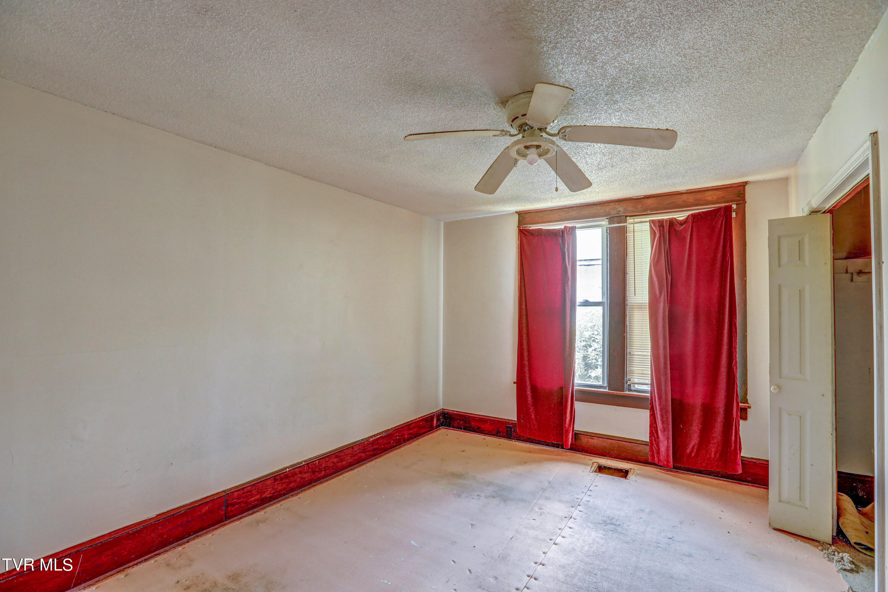 623 5th Street Bristol, TN 37620 - Photo 9 of 13 623 5th st. Bristol inside