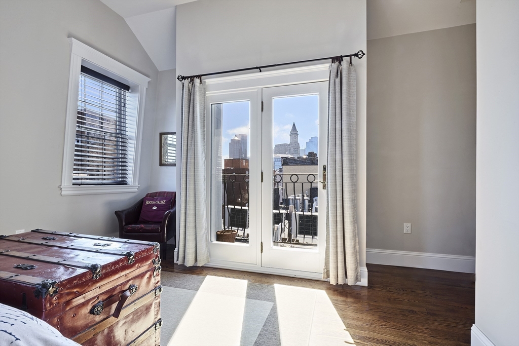 290 North Street, Unit 4 Boston, MA 02113 - Photo 12 of 28 a room with furniture and two windows