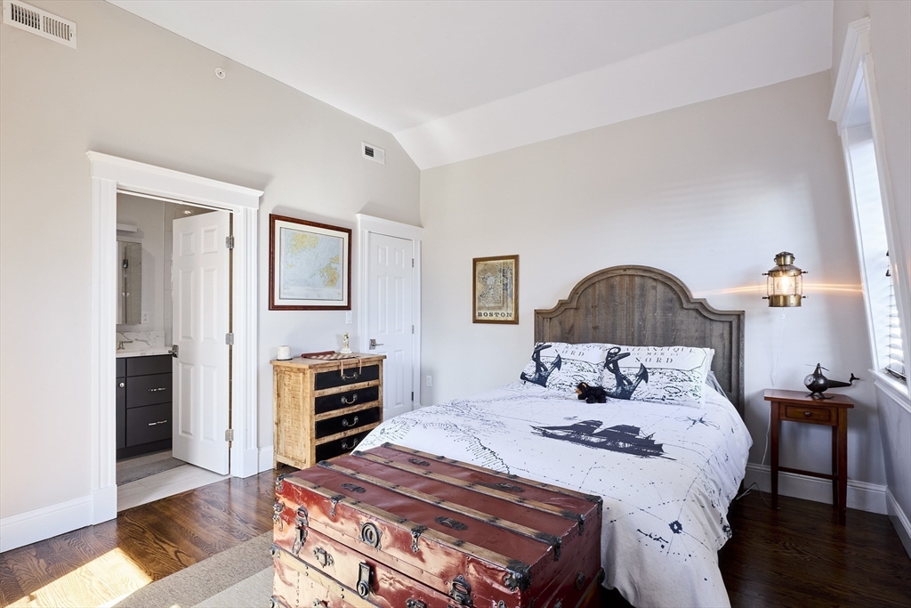 290 North Street, Unit 4 Boston, MA 02113 - Photo 9 of 28 a bedroom with a bed and a dresser