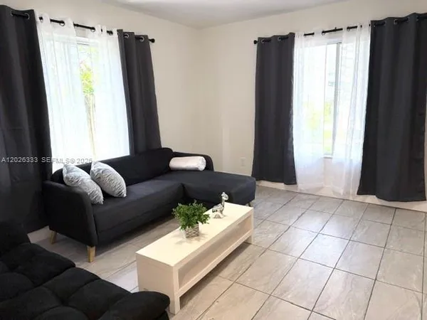 $2,400 | 7610 Dickens Avenue, Unit 2, Miami Beach, FL 33141