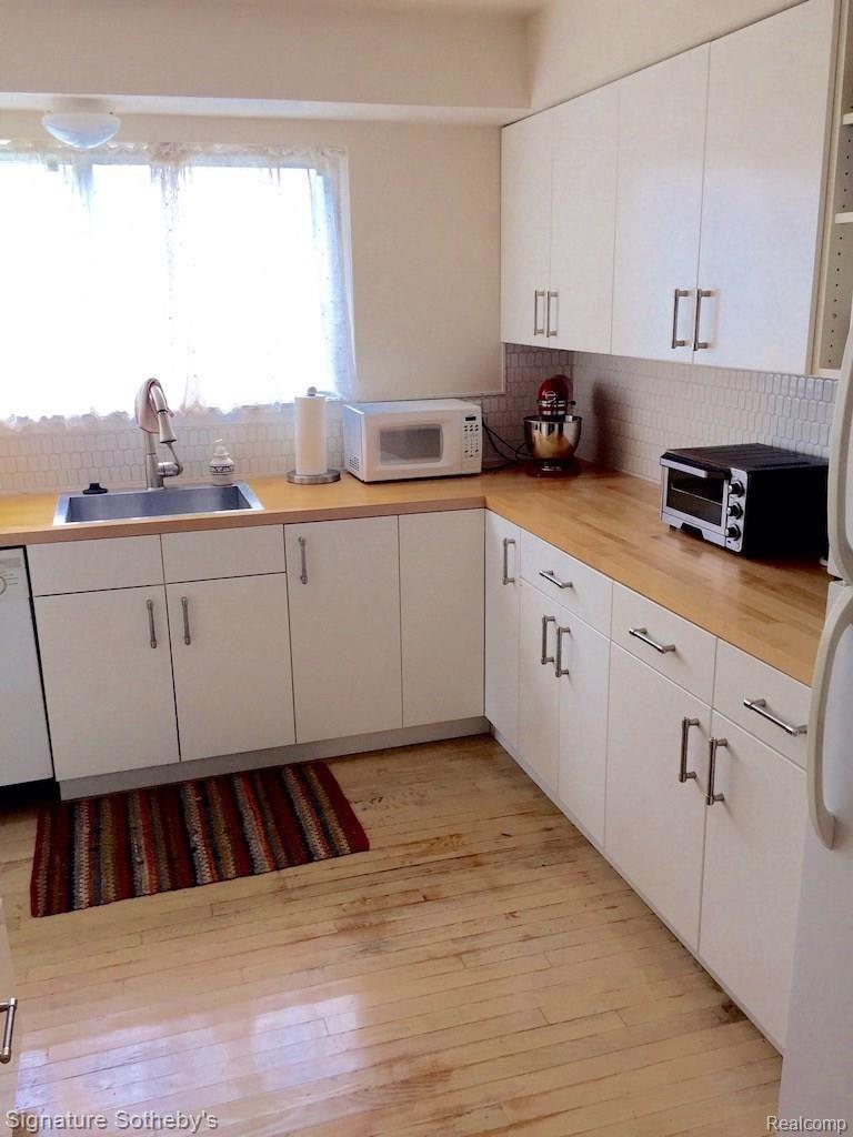 4045 West Maple Road, Unit 101 Bloomfield Hills, MI 48301 - Photo 6 of 16 Lots of Counter Space
