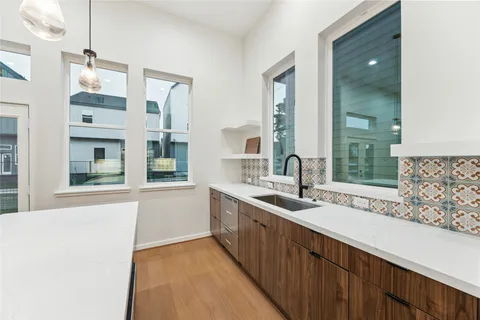 a kitchen that has a stove a sink and a refrigerator